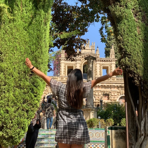 Meet your Posher, Miriam - Picture 1 of 1